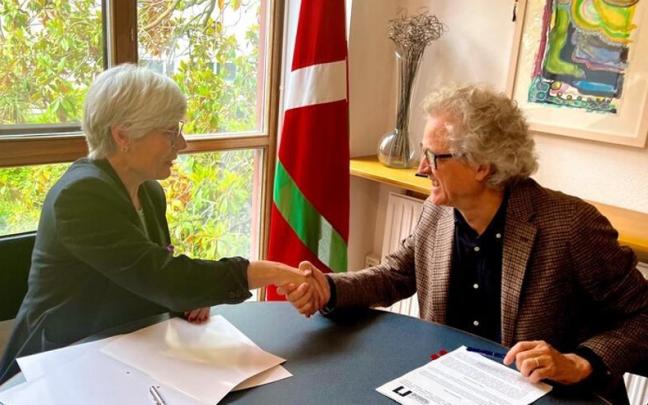 La directora de Emakunde, Miren Elgarresta, y el presidente del CRL, Tomás Arrieta.