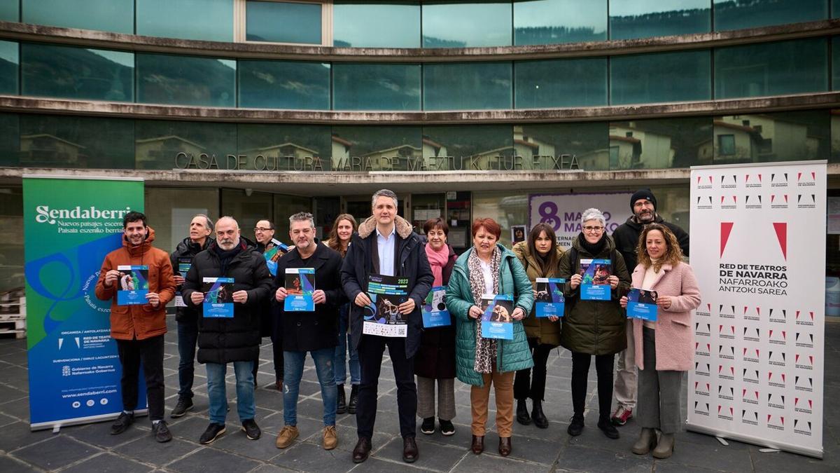 Representantes de la Red de Teatros, del departamento de Cultura, de algunas de las compañías participantes y del Ayuntamiento de Berriplano, durante la presentación de Sendaberri 2023 en la casa de cultura María de Maeztu de Artica.