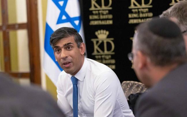 Rishi Sunak en un encuentro én Tel Aviv con familiares de los israelíes secuestrados por Hamás.