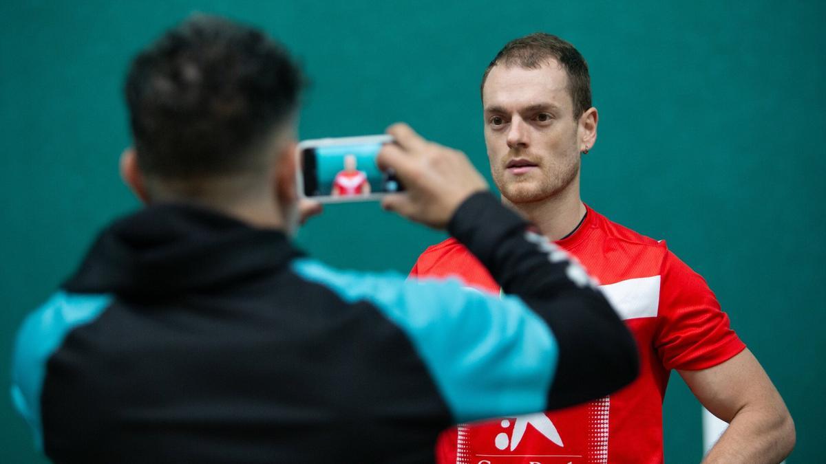 Unai Laso y Javier Zabala eligen material para la semifinal del Manomanista en el Labrit.