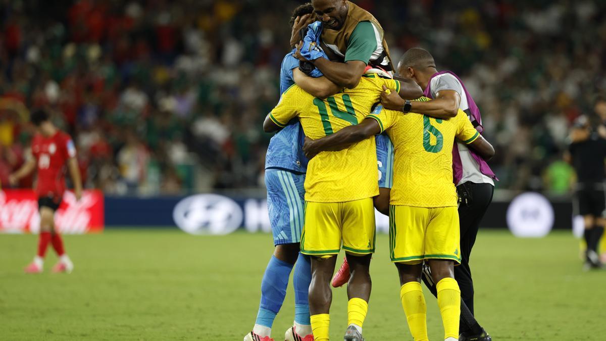 Jugadores de Sudáfrica celebran el tanto de la victoria.