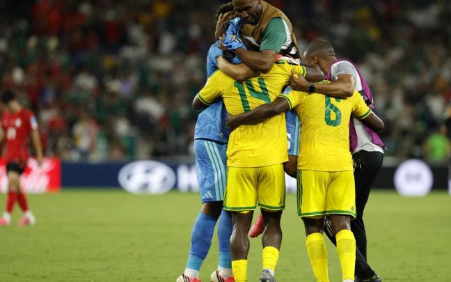Jugadores de Sudáfrica celebran el tanto de la victoria.