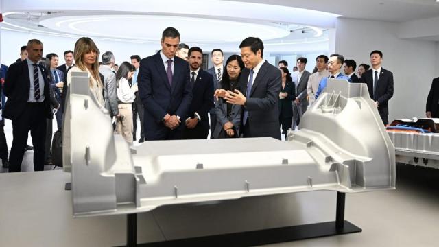 Begoña Gómez y Pedro Sánchez, durante la visita a instalaciones de innovación en Pekín