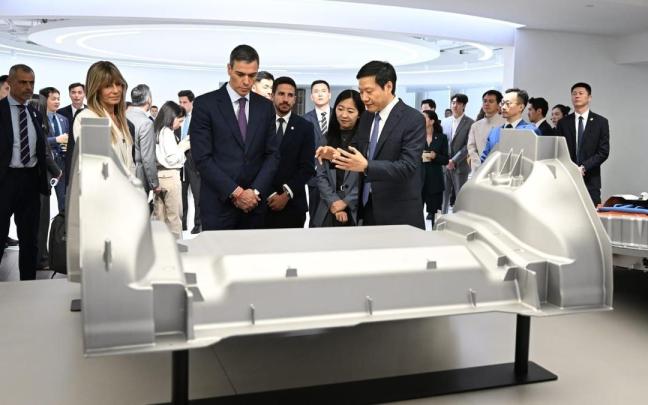 Begoña Gómez y Pedro Sánchez, durante la visita a instalaciones de innovación en Pekín