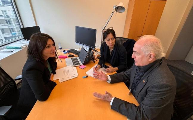 Agirregoitia aborda la situación en Venezuela, en una reunión con el Premio Sajarov a la Libertad de Conciencia del Parlamento Europeo 2017 y la asesora internacional de María Corina Machado. / X Agirregoitia aborda la situación en Venezuela, en una reunión con el Premio Sajarov a la Libertad de Conciencia del Parlamento Europeo 2017 y la asesora internacional de María Corina Machado.