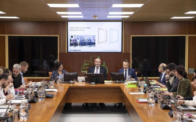Jokin Bildarratz presenta en la Cámara vasca el nuevo Plan del Sistema Universitario.