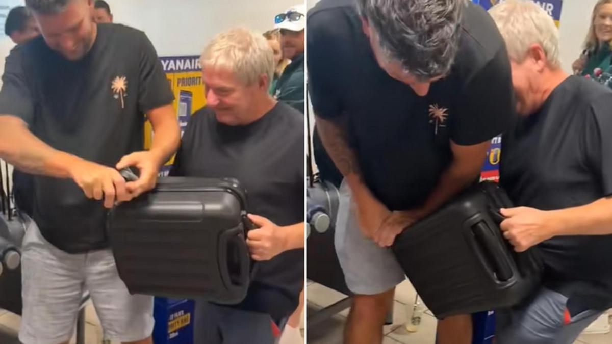 El turista destrozó parte de su maleta con la ayuda de otro pasajero para evitar el recargo de Ryanair.