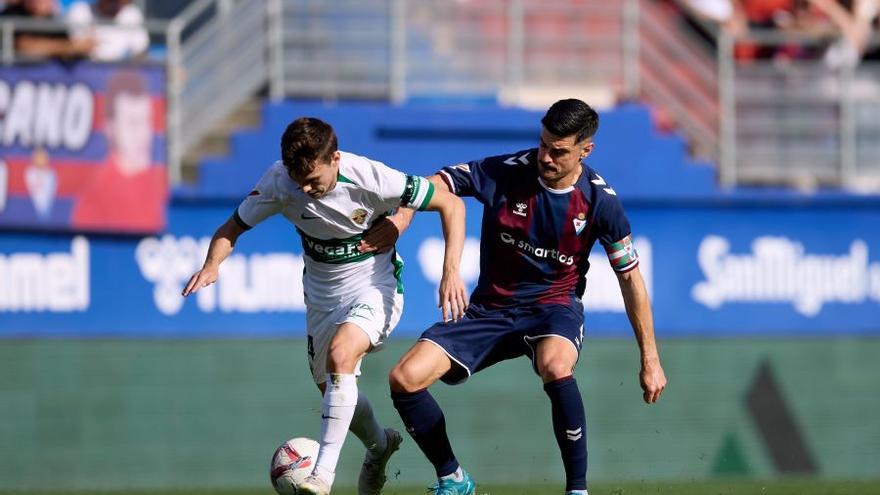 Sergio Álvarez, en la imagen pugnando con un jugador del Elche en el duelo de Ipurua, es duda para esta noche. / LALIGA