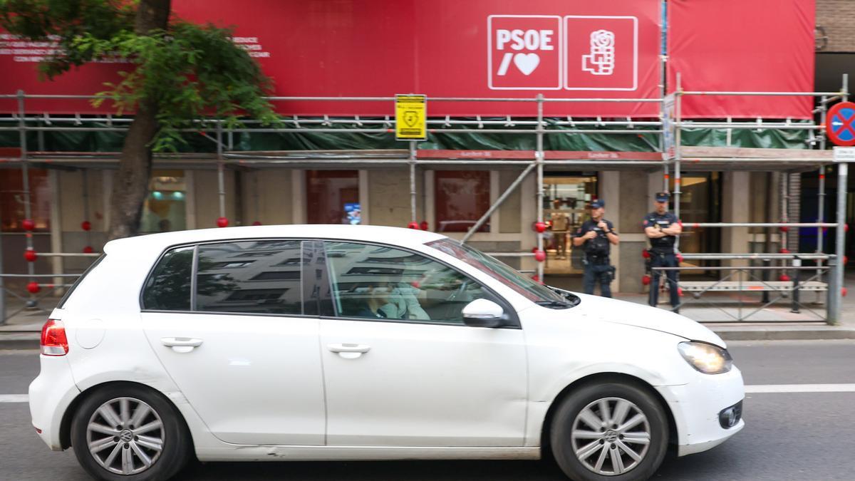 Varios agentes de la UCO salen de la sede nacional del PSOE en Ferraz este miércoles.