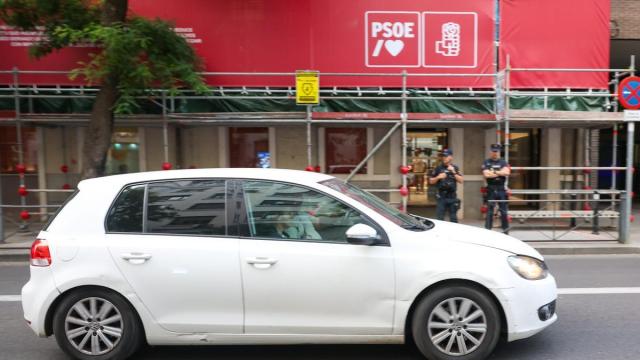 Varios agentes de la UCO salen de la sede nacional del PSOE en Ferraz este miércoles.