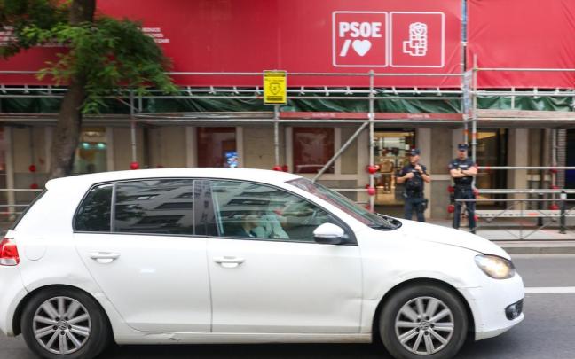 Varios agentes de la UCO salen de la sede nacional del PSOE en Ferraz este miércoles.