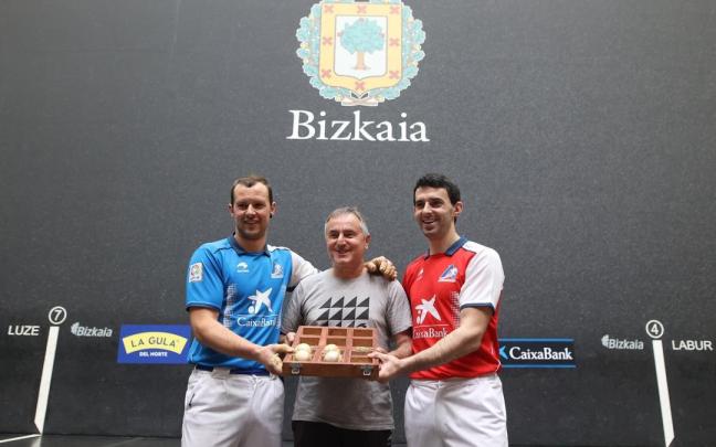 Elección de material en Bilbao para la final del Manomanista entre Jokin Altuna y Aitor Elordi.