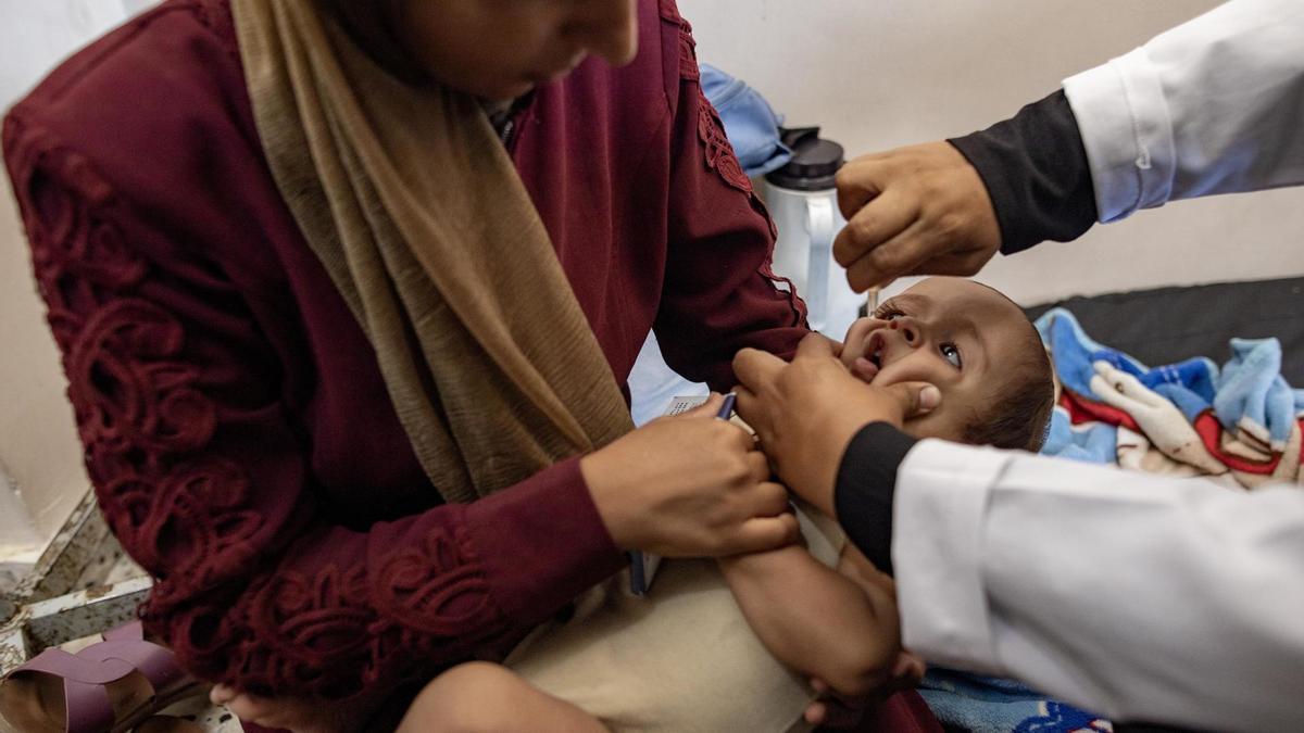 Un niño recibe una dosis de la vacuna de la polio en el hospital de Jan Yunis