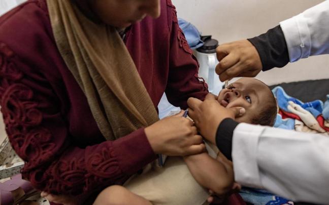 Un niño recibe una dosis de la vacuna de la polio en el hospital de Jan Yunis / HAITHAM IMAD Un niño recibe una dosis de la vacuna de la polio en el hospital de Jan Yunis