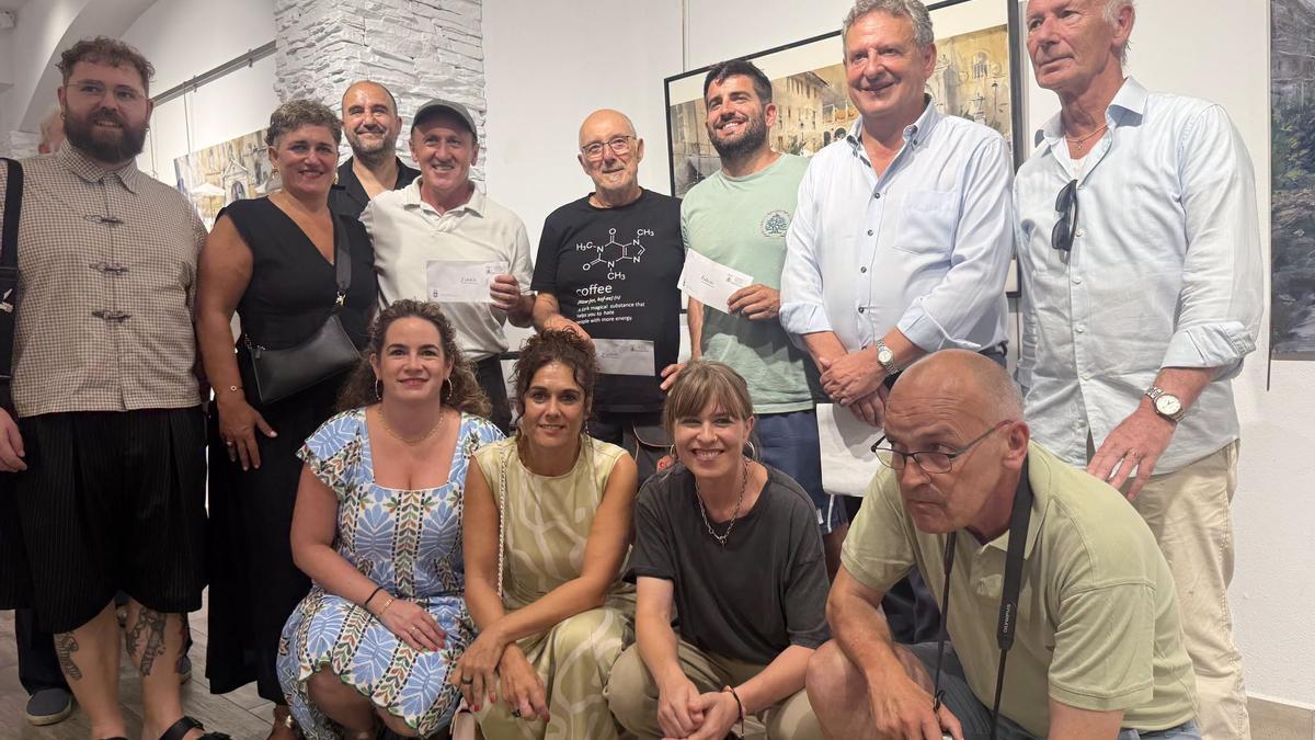 Premiados, organizadores y miembros del jurado posan tras el repartor del premio del concurso del pasado 17 de agosto.