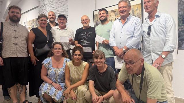 Premiados, organizadores y miembros del jurado posan tras el repartor del premio del concurso del pasado 17 de agosto.
