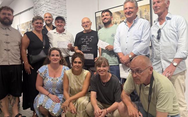 Premiados, organizadores y miembros del jurado posan tras el repartor del premio del concurso del pasado 17 de agosto.