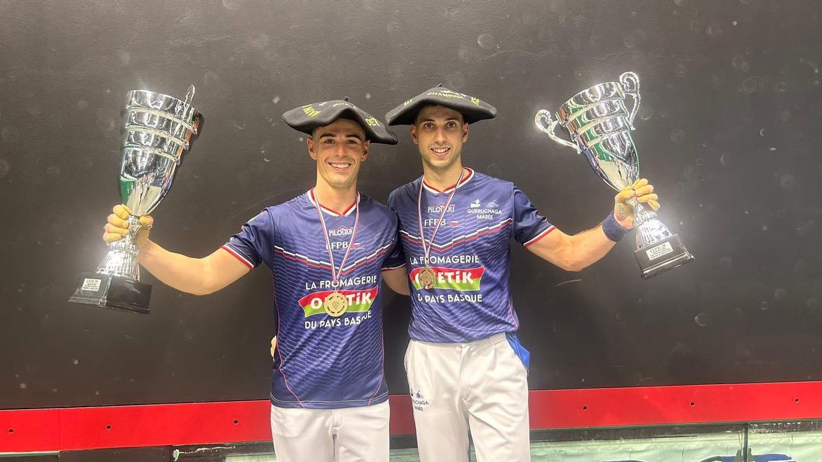 Iker Espinal (derecha) y Luis Sánchez (izquierda), con las txapelas de campeones de trinkete.