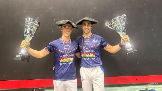 Iker Espinal (derecha) y Luis Sánchez (izquierda), con las txapelas de campeones de trinkete. / Cedida Iker Espinal (derecha) y Luis Sánchez (izquierda), con las txapelas de campeones de trinkete.