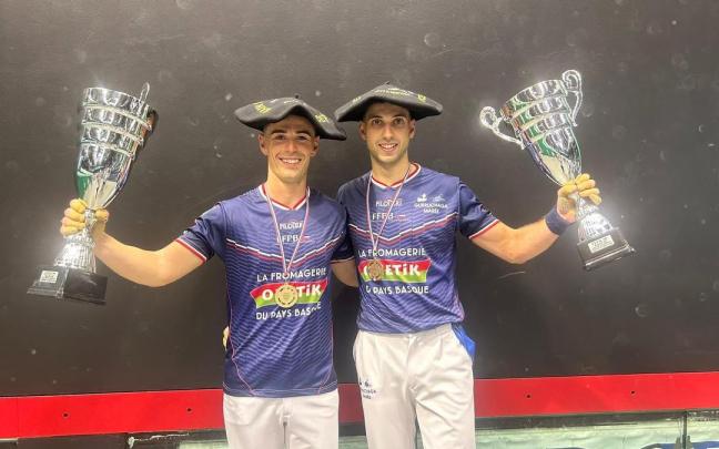 Iker Espinal (derecha) y Luis Sánchez (izquierda), con las txapelas de campeones de trinkete. / Cedida Iker Espinal (derecha) y Luis Sánchez (izquierda), con las txapelas de campeones de trinkete.