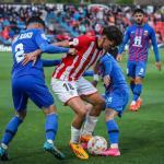 Luis Bilbao, que podría hacer la pretemporada con el primer equipo, en un lance en Elda.