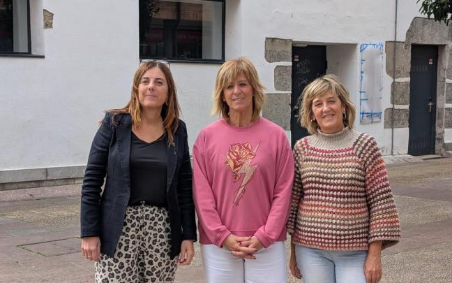 La concejala de Feminismo, la alcaldesa y la técnica de Igualdad de Arrigorriaga en la calle que llevará el nombre de Enriqueta Hortalá