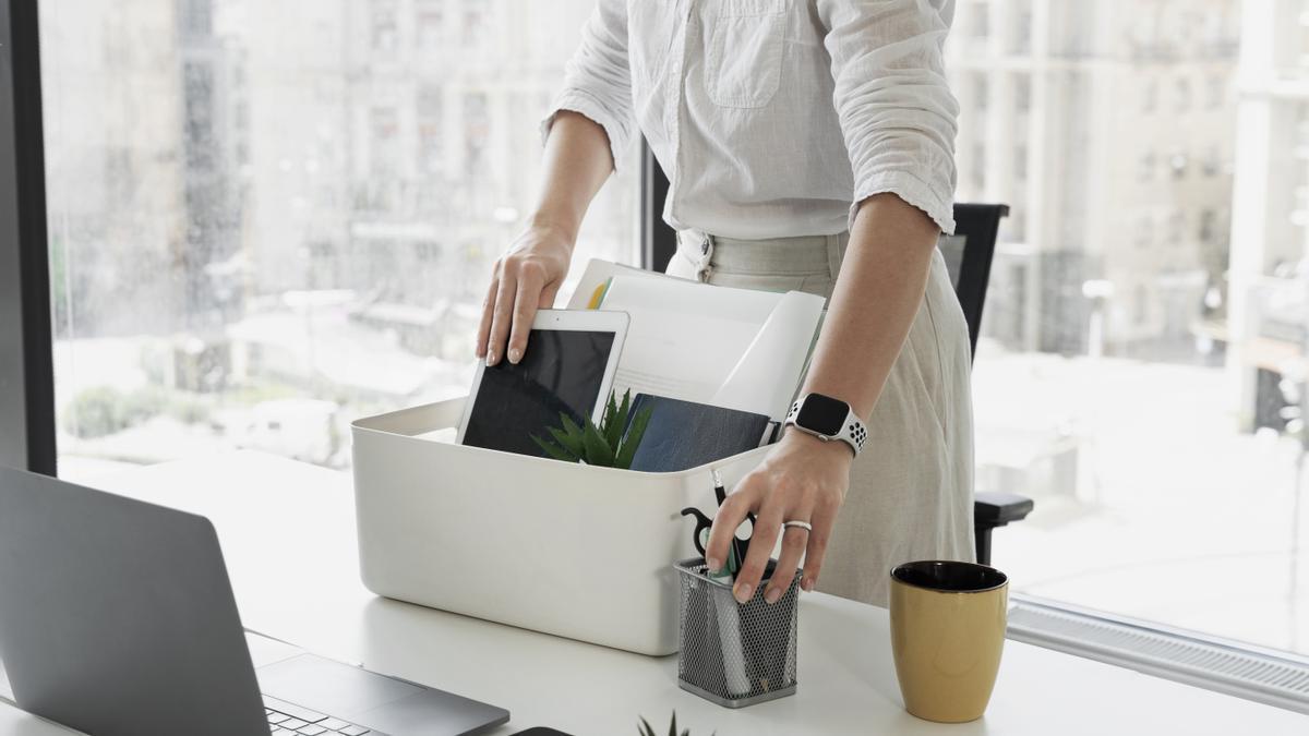 Una mujer recoge sus pertenencias del lugar donde trabaja