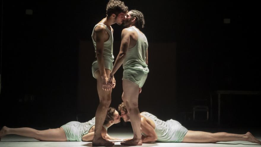 Momento de la obra de danza contemporánea Nik EU 2.0 de la compañía iXa