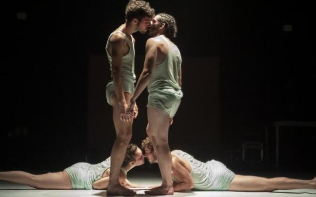 Momento de la obra de danza contemporánea Nik EU 2.0 de la compañía iXa