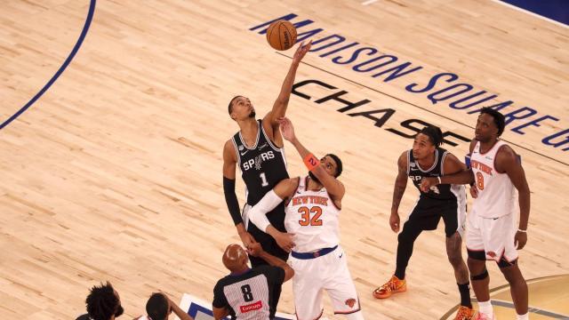 Victor Wembanyama, en el salto inicial del tercer partido de la serie de las finales de la NBA.