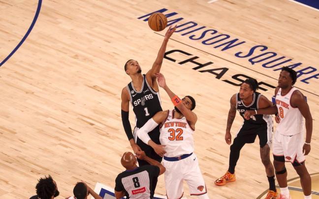 Victor Wembanyama, en el salto inicial del tercer partido de la serie de las finales de la NBA.