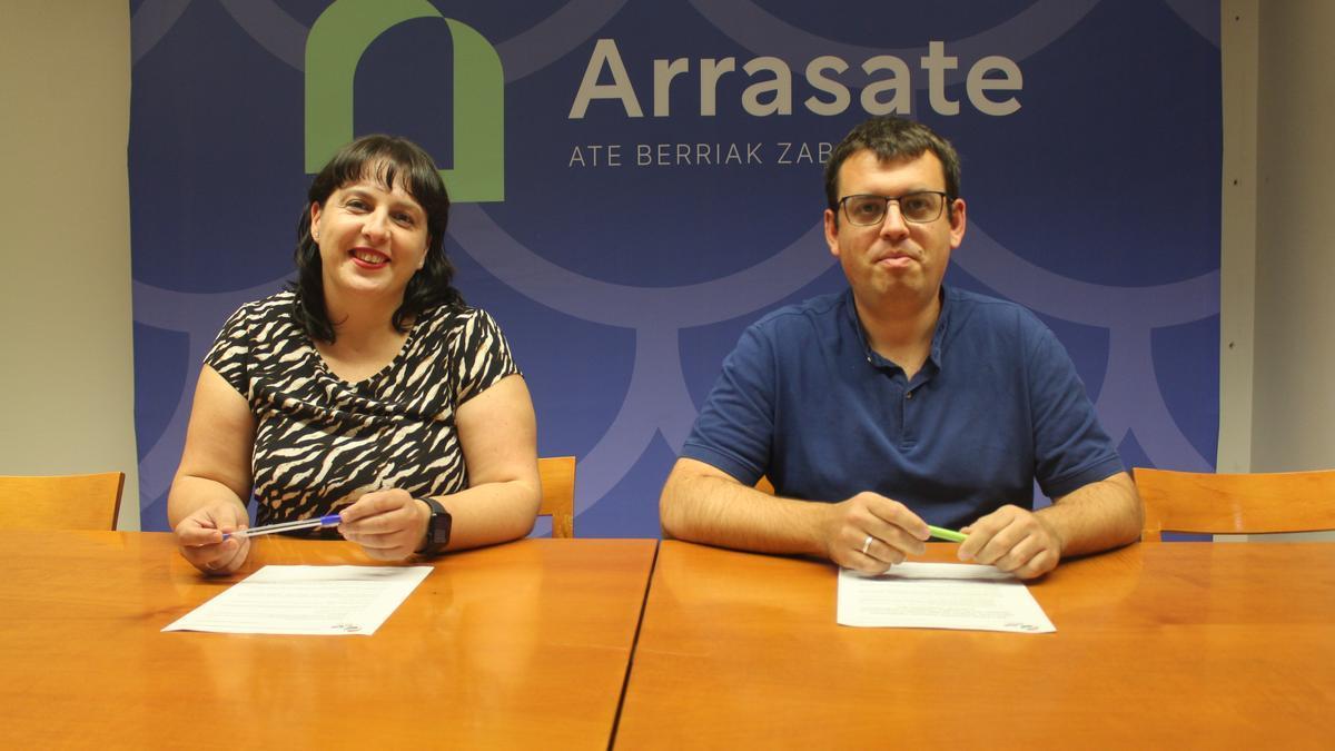 La edil Maitane Muñoz y el portavoz Ander Garay en la presentación de las propuestas para las Ordenanzas Fiscales.