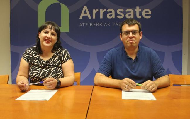 La edil Maitane Muñoz y el portavoz Ander Garay en la presentación de las propuestas para las Ordenanzas Fiscales.