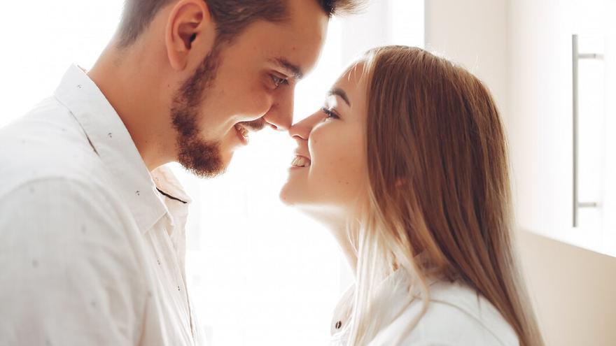 Una pareja en actitud romántica