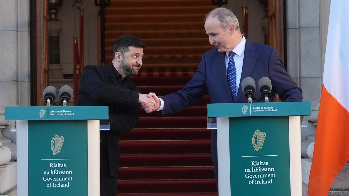 Irlanda impulsará los procesos de ampliación de la Unión, con especial atención a Montenegro, Albania, Moldavia y Ucrania. En imagen Volodymyr Zelenski y Michael Martin.