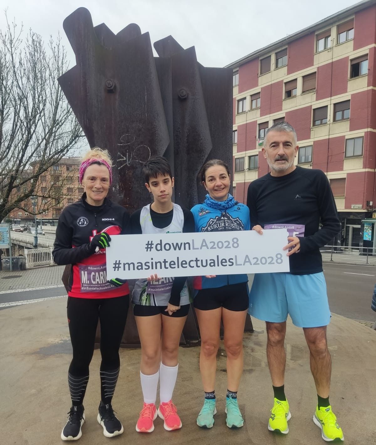 Los participantes en el reto con el cartel de la campaña