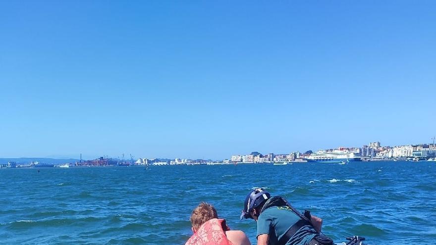 Guardia Civil rescata a siete jóvenes que hacían paddle surf en Santander