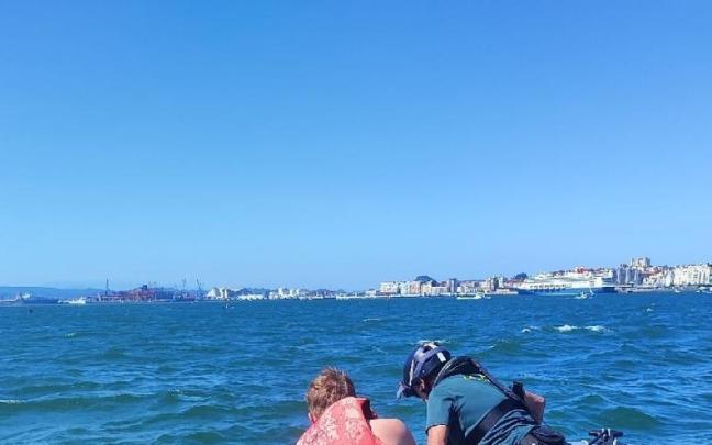 Guardia Civil rescata a siete jóvenes que hacían paddle surf en Santander