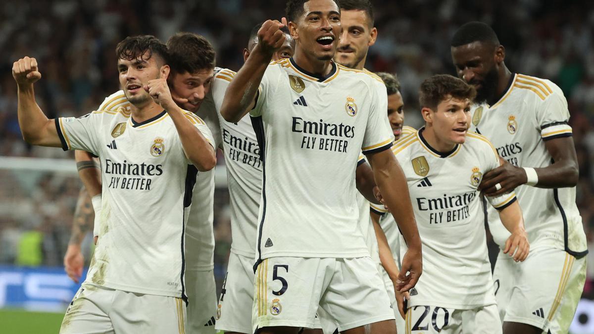 El centrocampista inglés del Real Madrid Jude Bellingham (c) celebra con sus compañeros tras marcar el 1-0