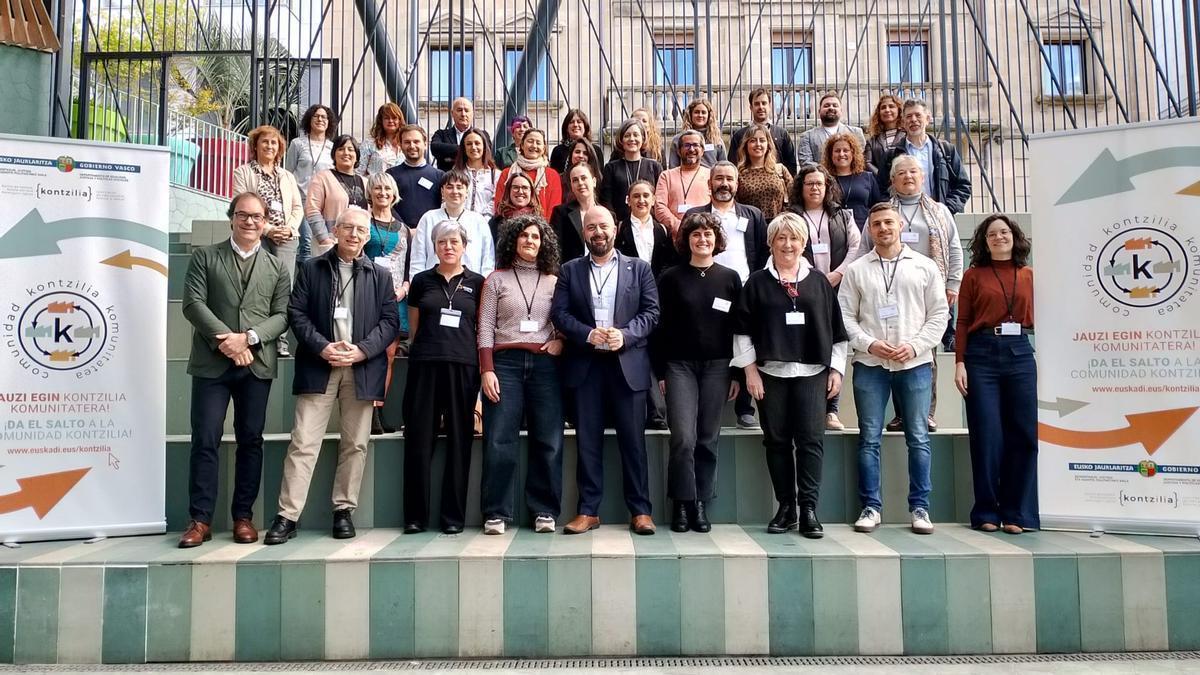 Foto de familia de la reunión de la Comunidad Kontzilia celebrada en Eibar.