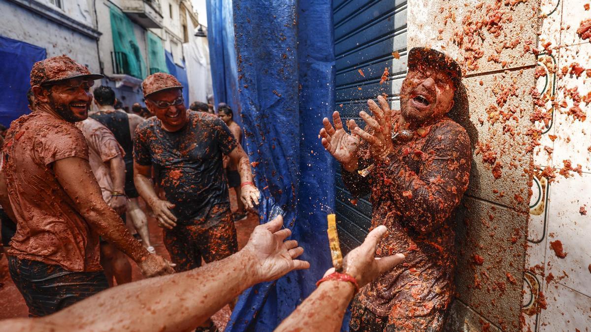 La Tomatina tiñe de rojo las calles de Buñol