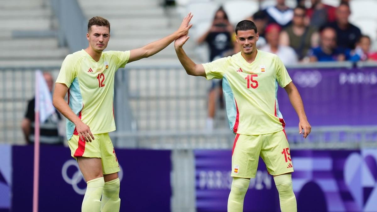 Jon Pacheco felicita a Miguel Gutiérrez, jugador del Girona, tras anotar este el 3-1 ante Repúblia Dominicana, el sábado en Burdeos. / RFEF