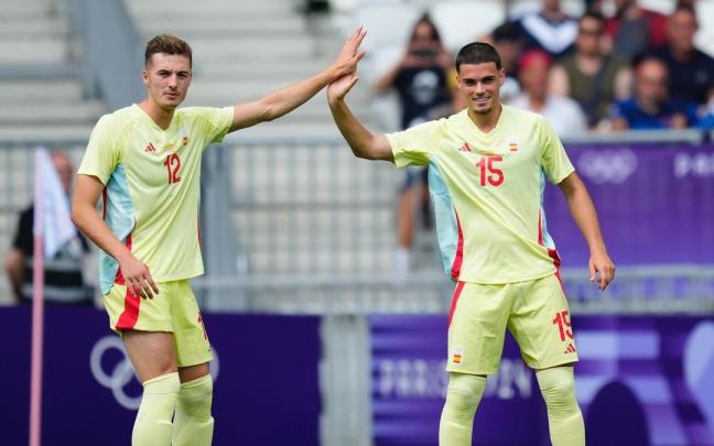Jon Pacheco felicita a Miguel Gutiérrez, jugador del Girona, tras anotar este el 3-1 ante Repúblia Dominicana, el sábado en Burdeos. / RFEF