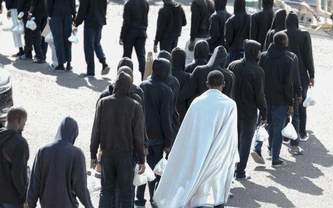 Varios migrantes son trasladados de El Hierro.