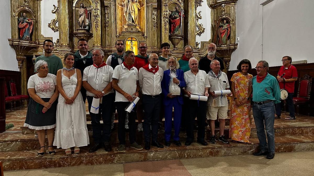 Foto de familia de galardonados 2025 de la Cofradía del Señor Sant Roque de Laudio