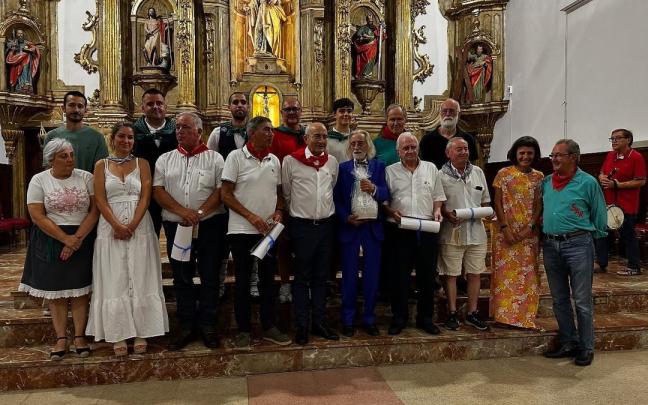 Foto de familia de galardonados 2025 de la Cofradía del Señor Sant Roque de Laudio