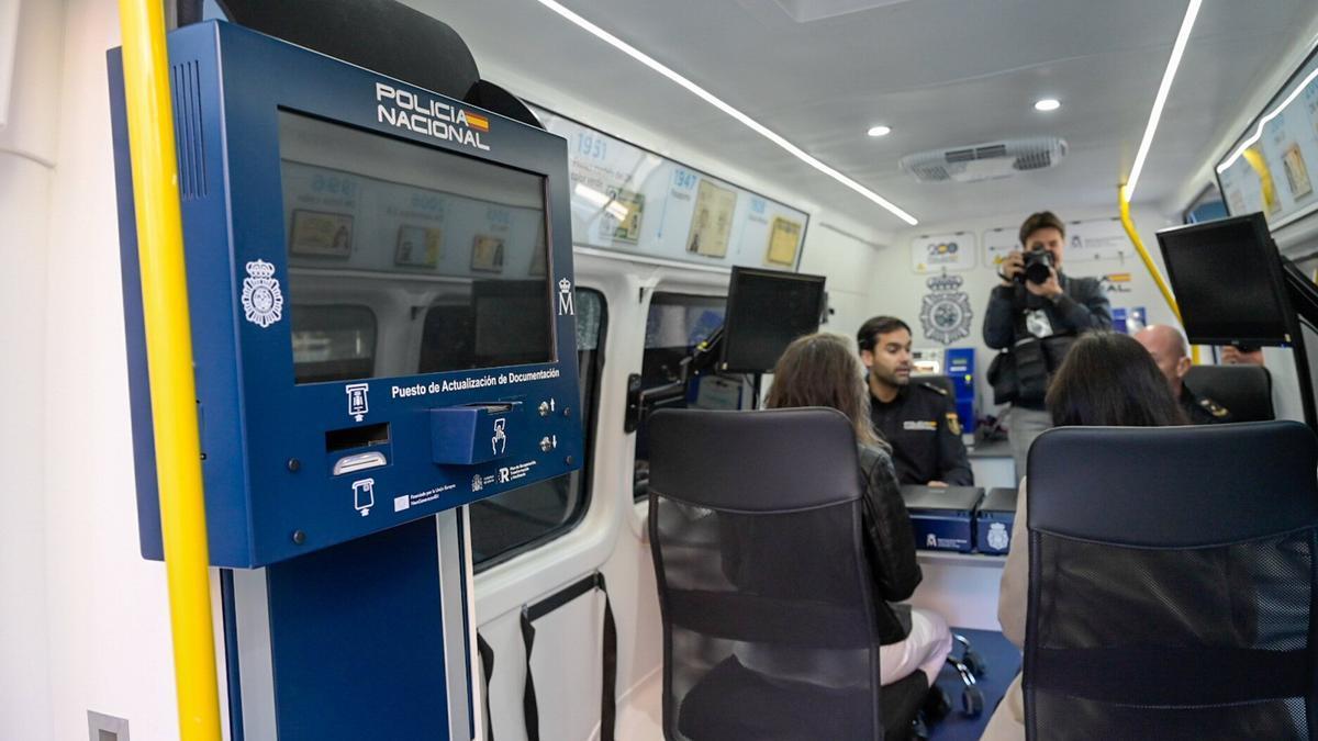 Vista de una unidad móvil para la tramitación del DNI y el pasaporte.
