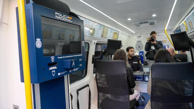 Vista de una unidad móvil para la tramitación del DNI y el pasaporte.