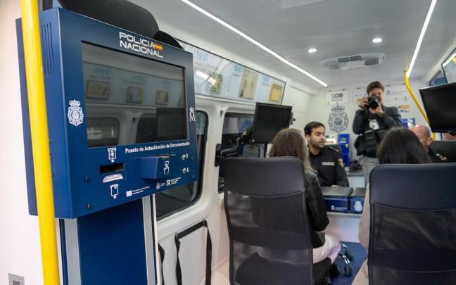 Vista de una unidad móvil para la tramitación del DNI y el pasaporte.