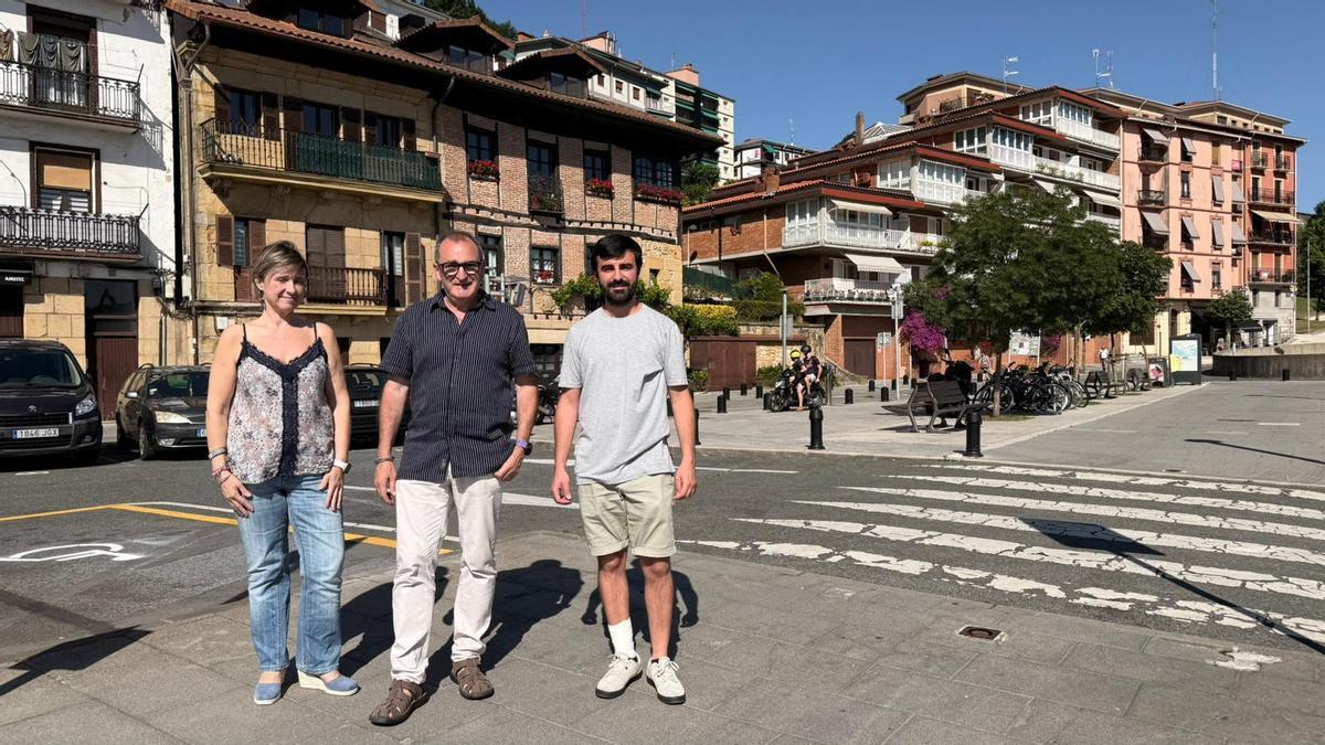 El alcalde, en el centro, junto a los ediles Taberna y Pazos